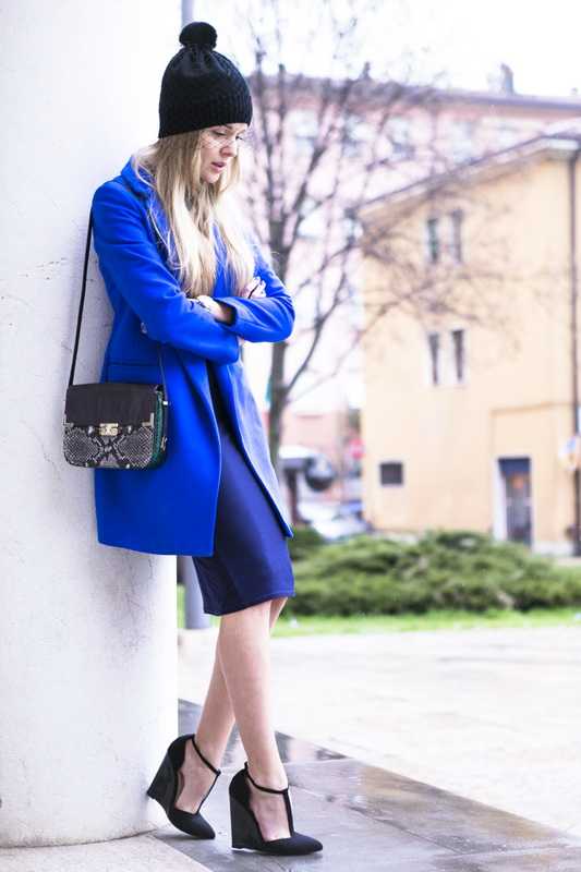 Синее пальто: фото темных длинных и коротких женских фасонов, с чем носить