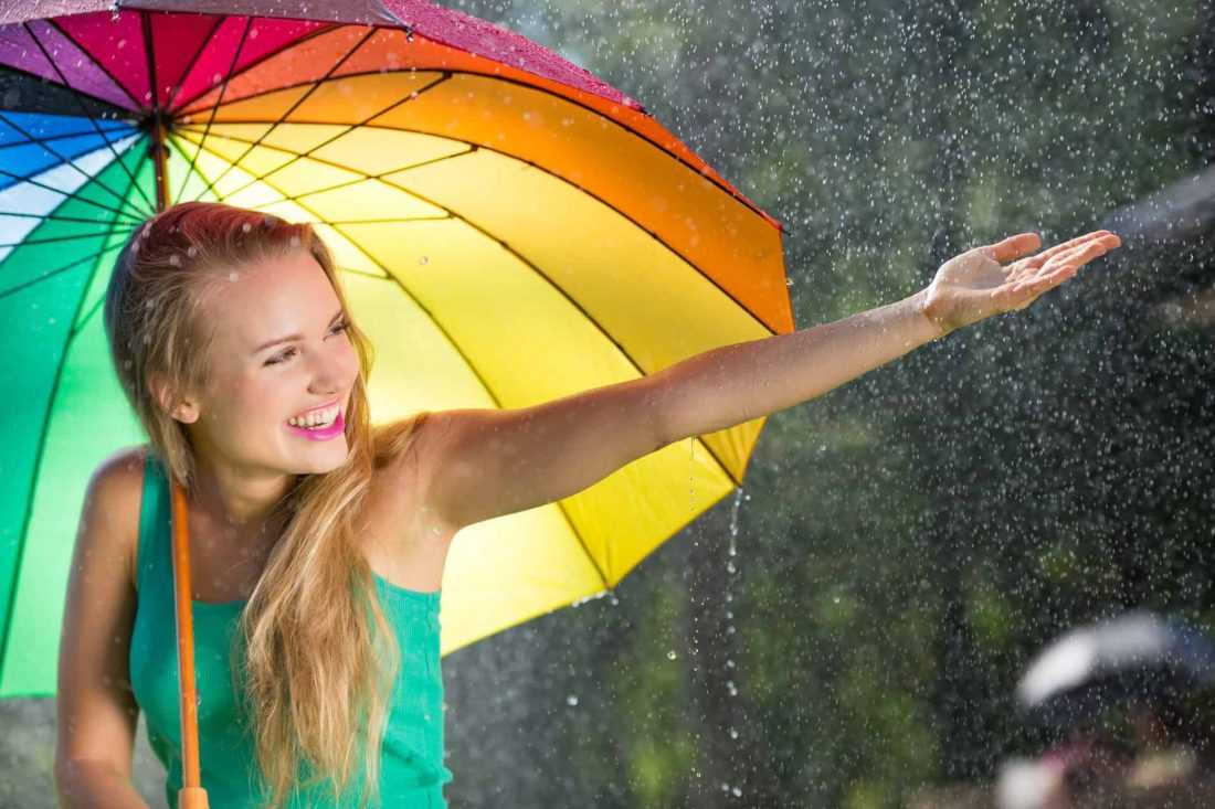 Девушка с радужным зонтом