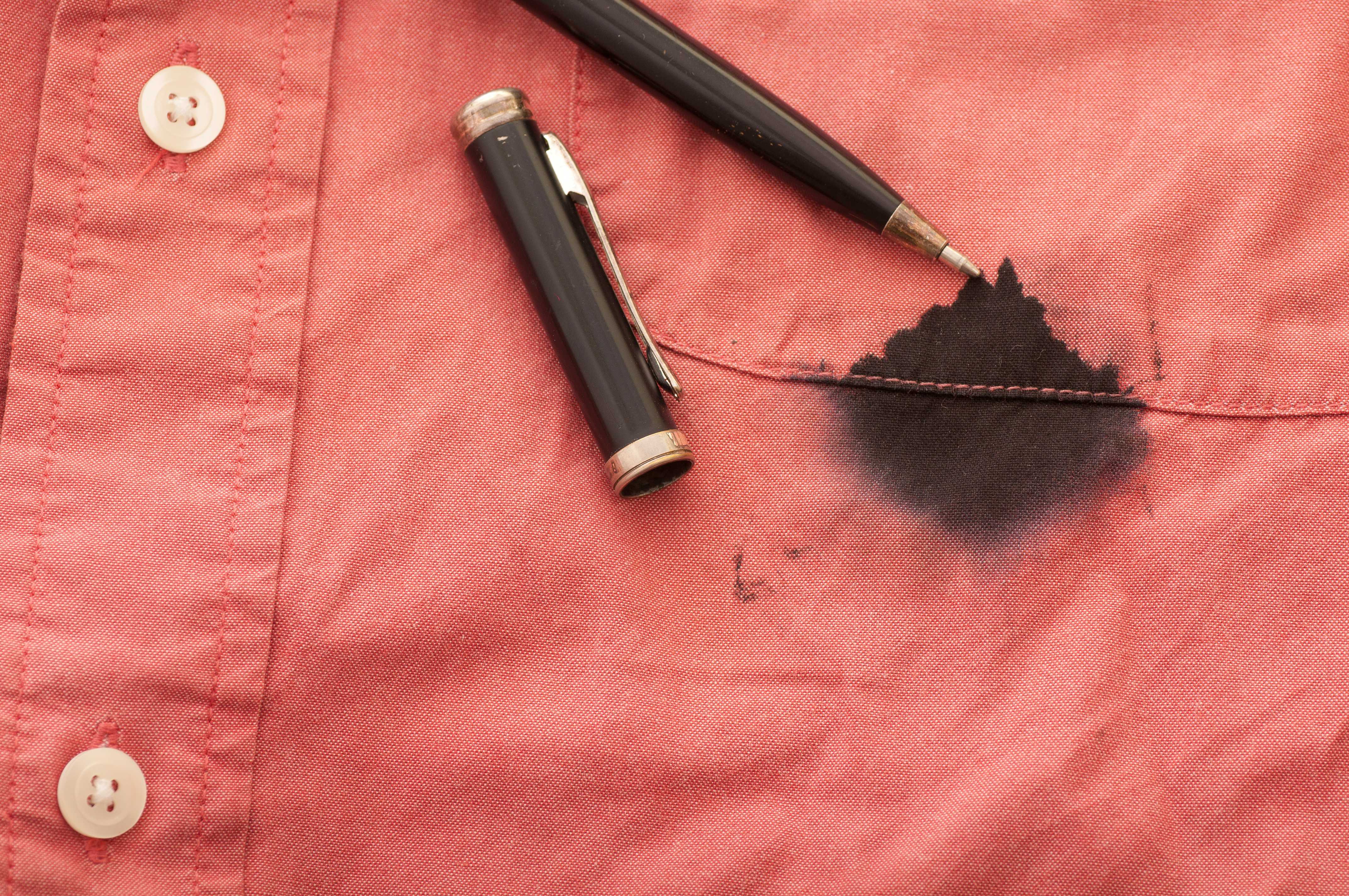 Как отстирать чернила от ручки с одежды в домашних условиях