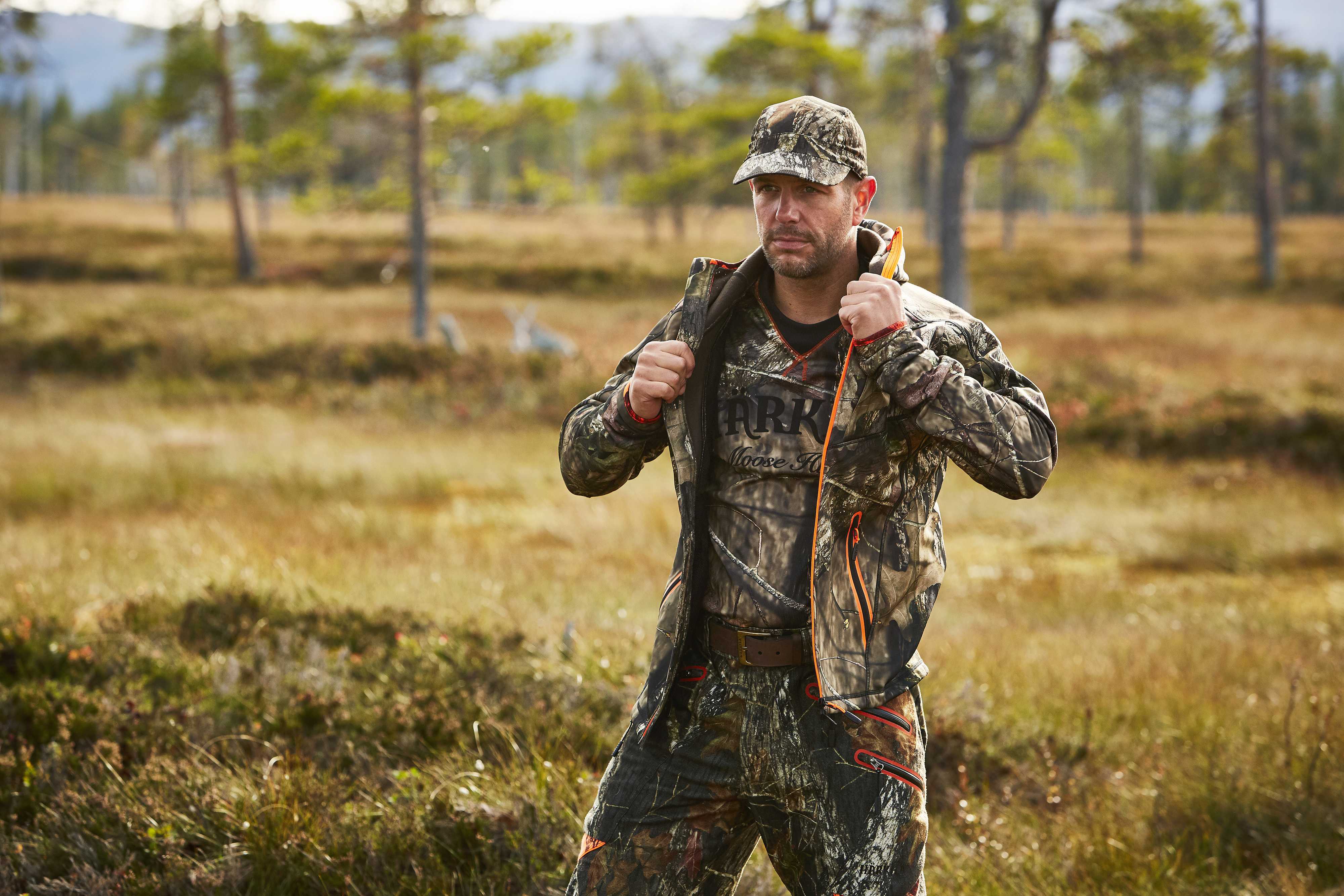 Фото охотника. Harkila Moose Hunter. Куртка Harkila Moose Hunter. Костюм Harkila. Человек в камуфляже.