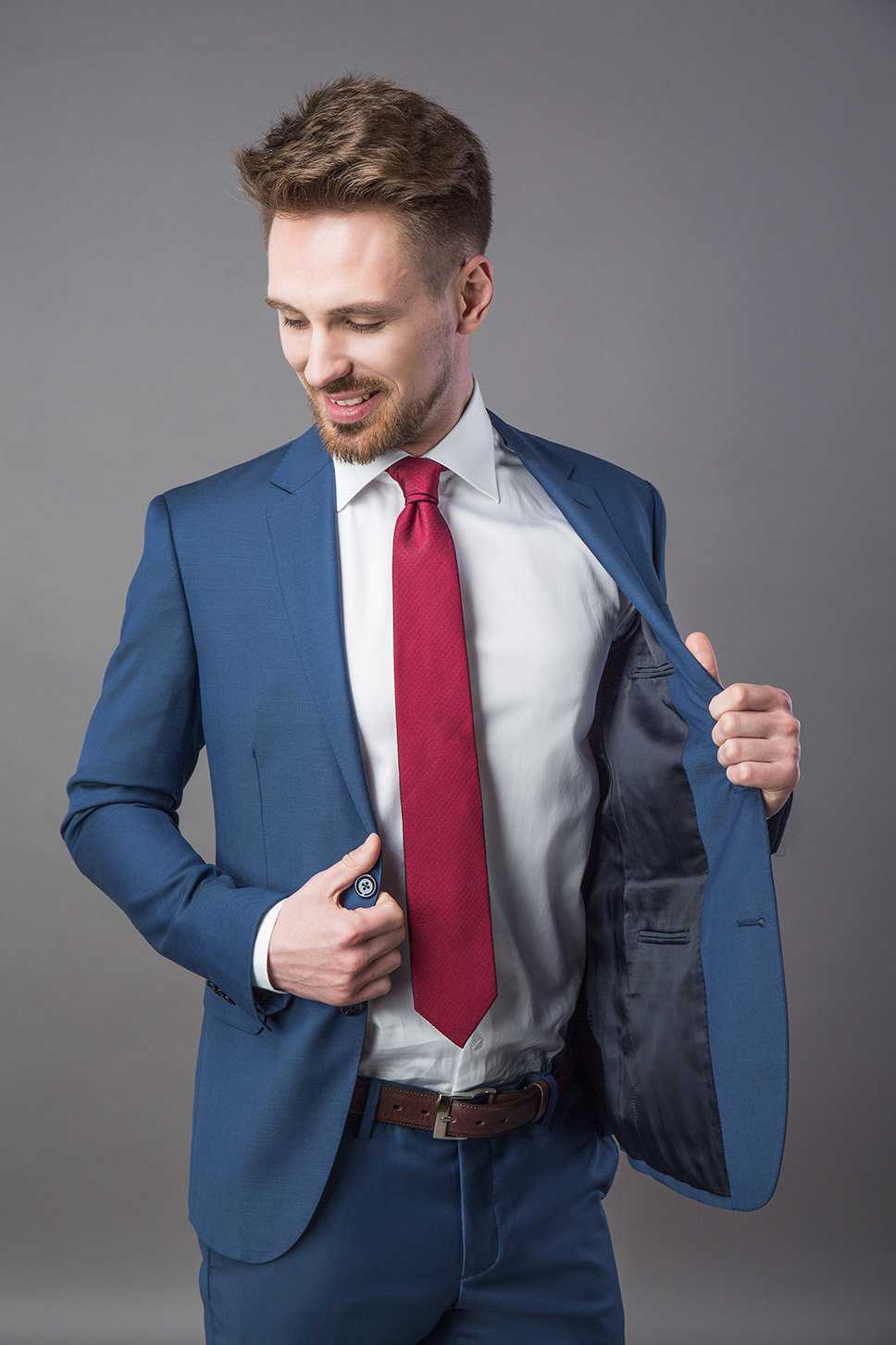 Синий костюм белая рубашка и красный галстук