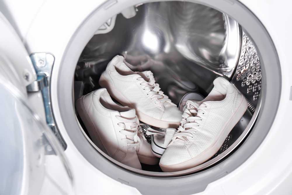 Как стирать кроссовки: в стиральной машине и вручную