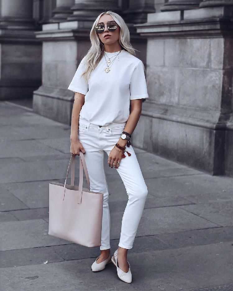 Белые джинсы создают легкий летний образ С чем носить белые джинсы Как подобрать Какой стиль выбрать Как  сочетать с рубашкой, блузкой, футболкой Какую обувь подобрать Подойдут ли кеды или кроссовки