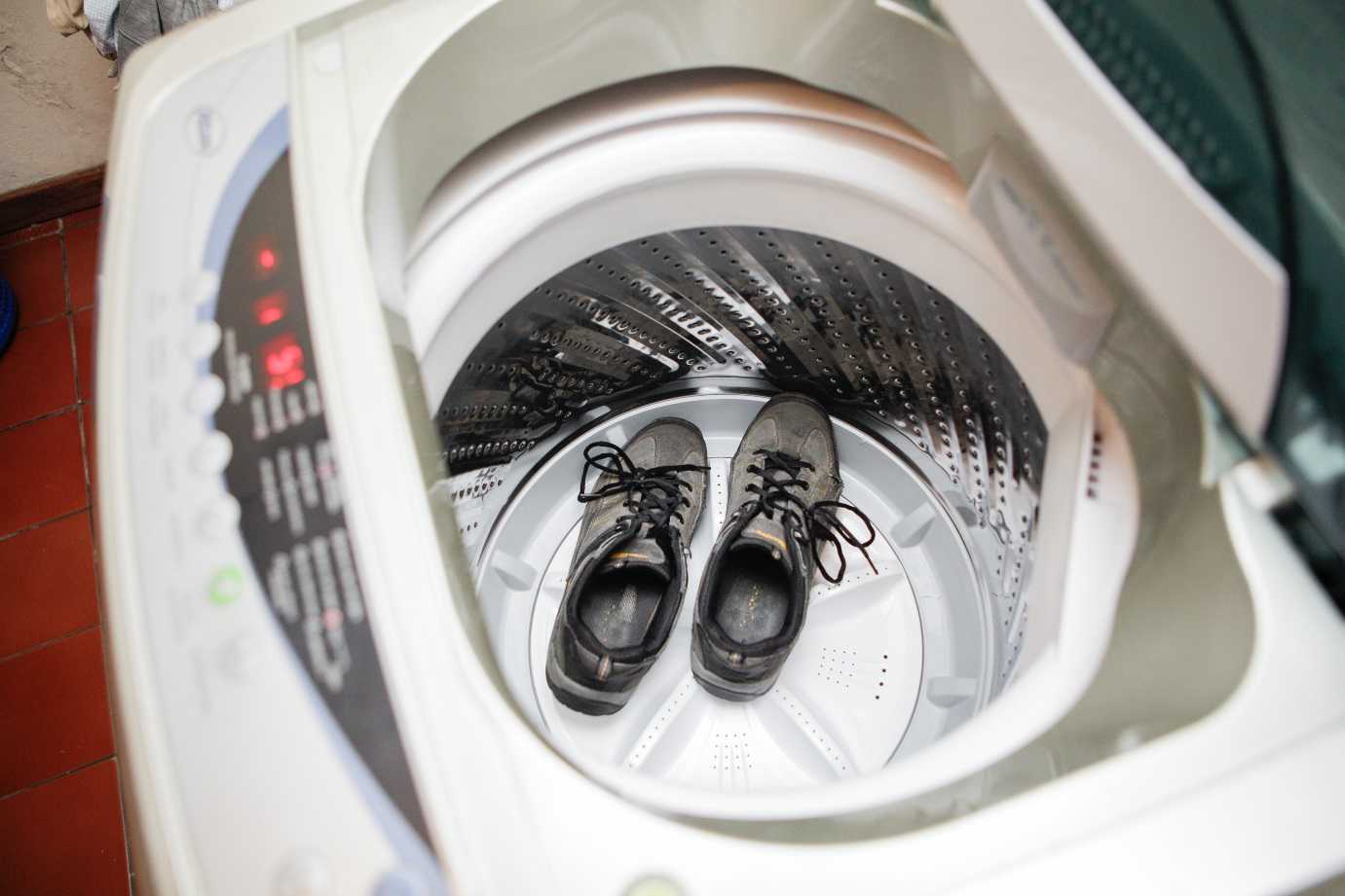 Как постирать кожаные кроссовки в стиральной машине: режим, моющее средство, советы