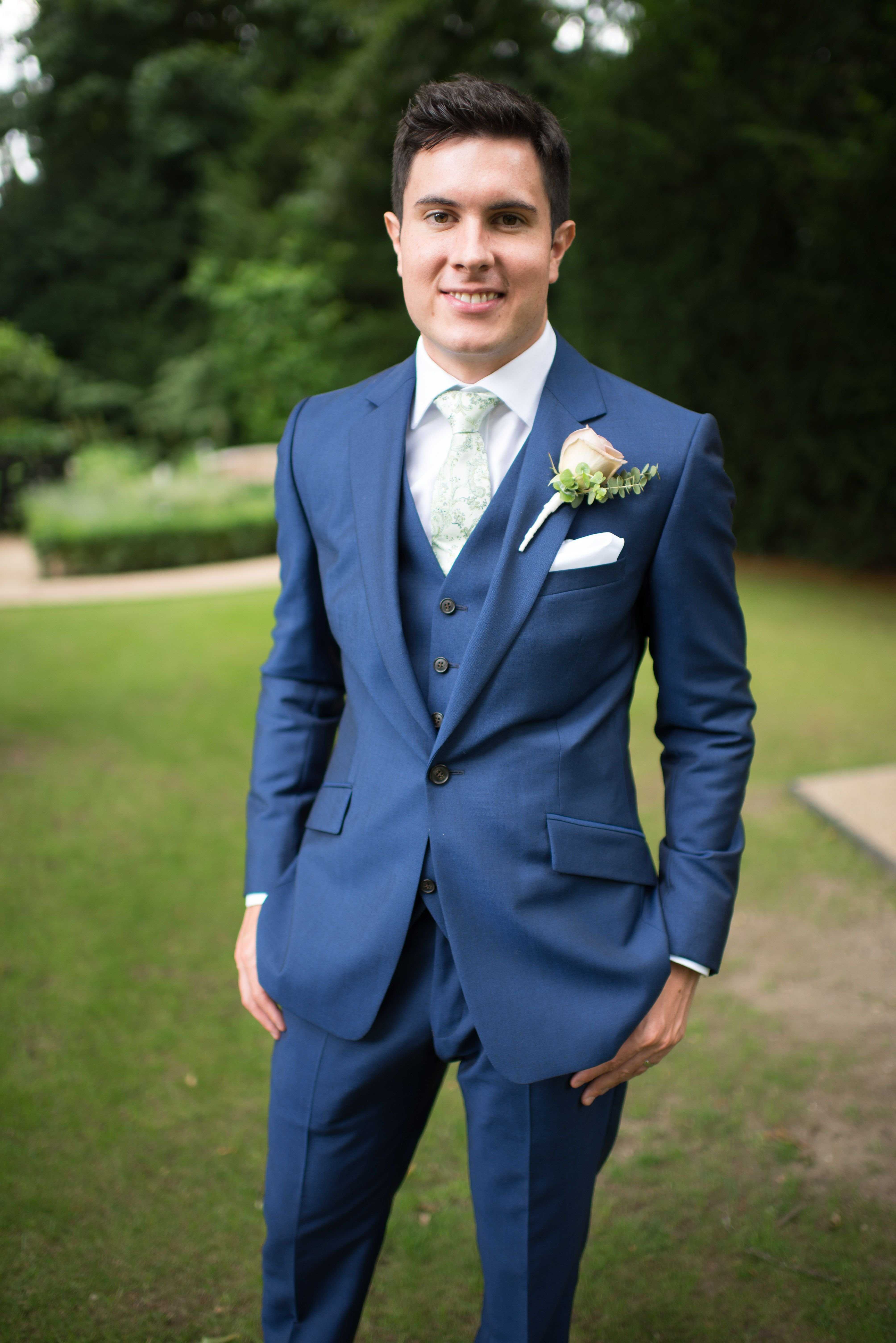 Голубой свадебный костюм