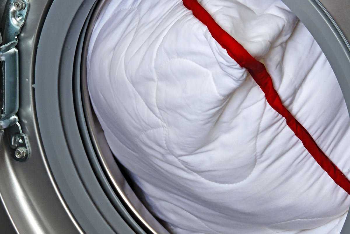 Как постирать перьевую подушку в стиральной машине и вручную
