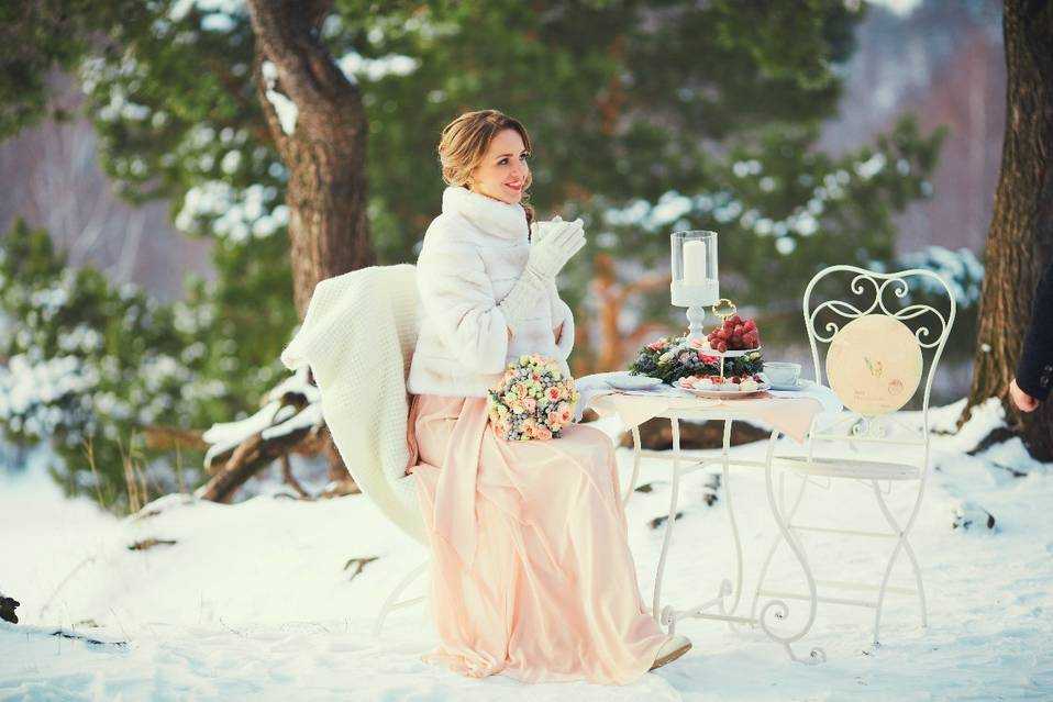 Снегурочка или снежная королева – определяет зимняя накидка на свадебное платье