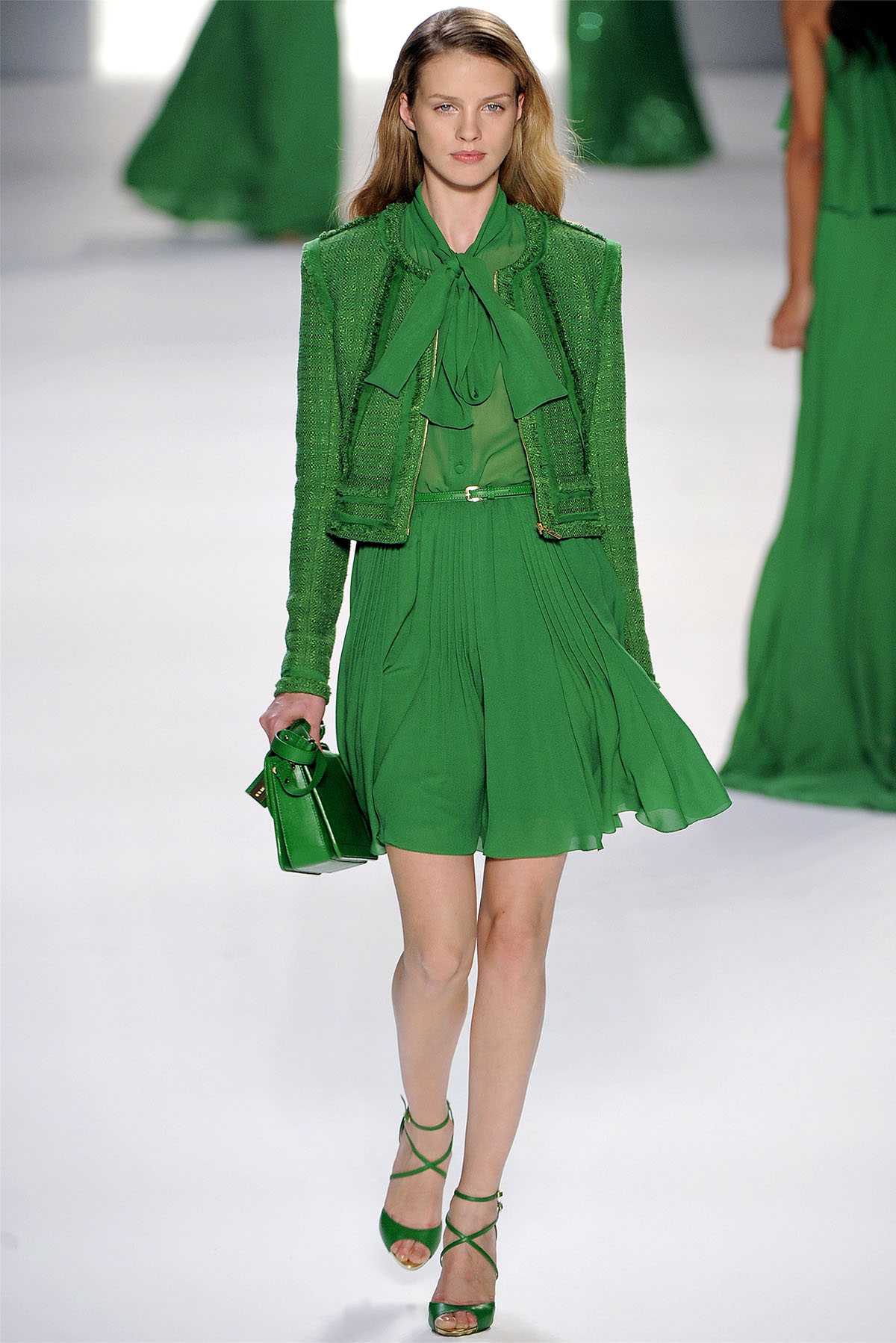 Зеленый цвет в одежде, кому пойдет и с чем сочетать - 105 фото