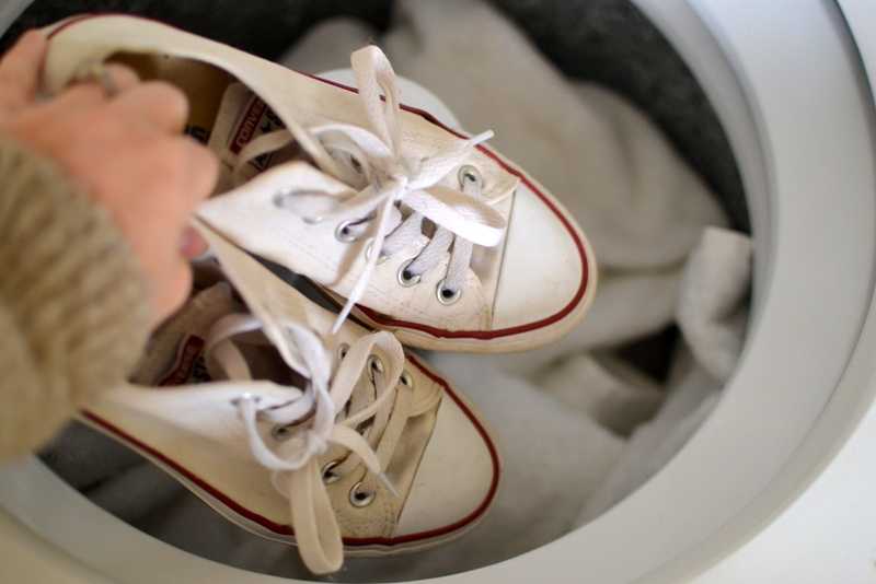 Как постирать кожаные кроссовки: при какой температуре, в стиральной машинке, вручную