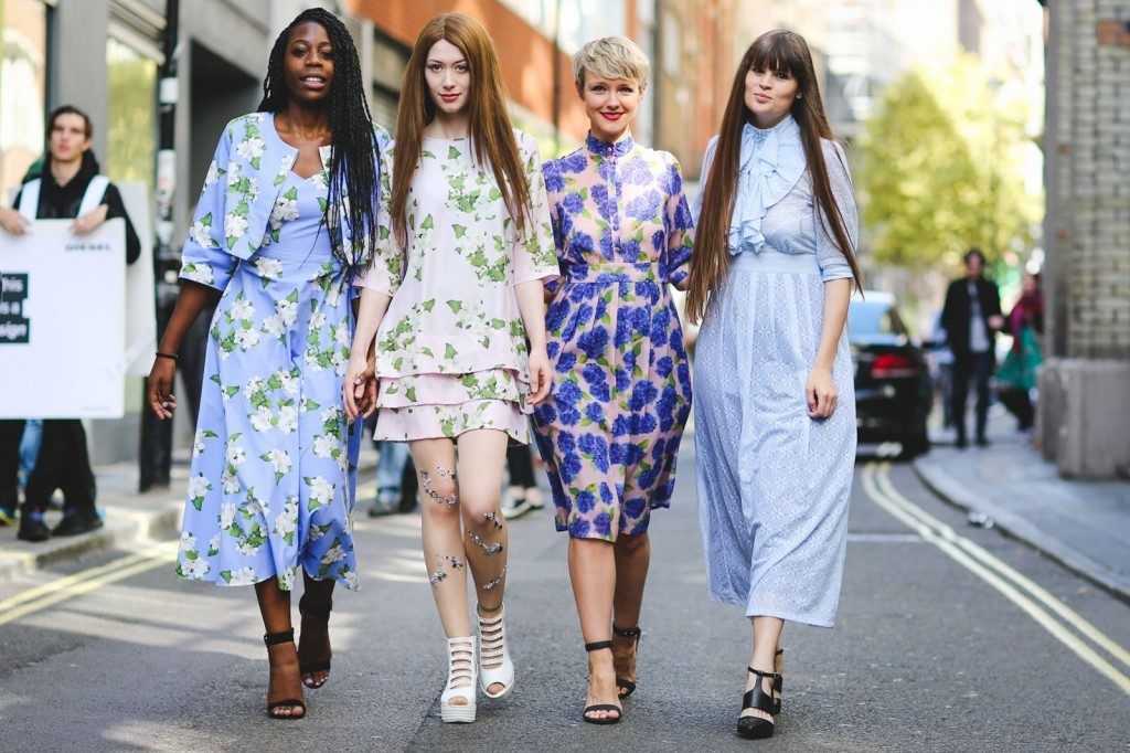 Джинсовые платья и сарафаны: что носить в 2021-2022