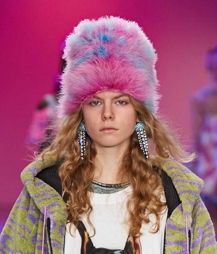 И вовсе не только шапки: модные варианты головных уборов на осень и зиму 2021/22