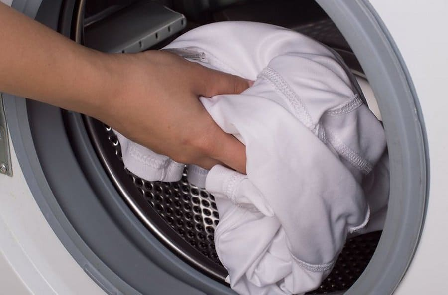 Как стирать белую одежду, как вывести пятна, полезные советы