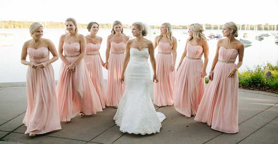 Розовое платье (78 фото): вечерни или свадебные модели, повседневные или на выпускной, фасоны в деловом стиле, с чем носить, туфли, аксессуары, макияж