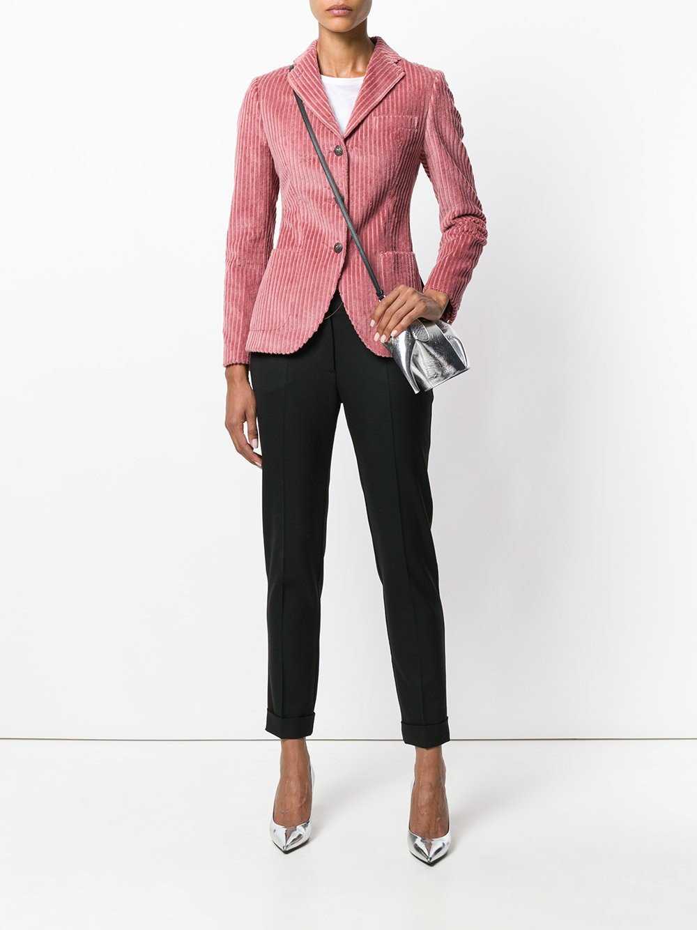 Клубный пиджак позволит создать непринужденный образ с нотками делового стиля На какие женские модели стоит обратить внимание и с чем его носить