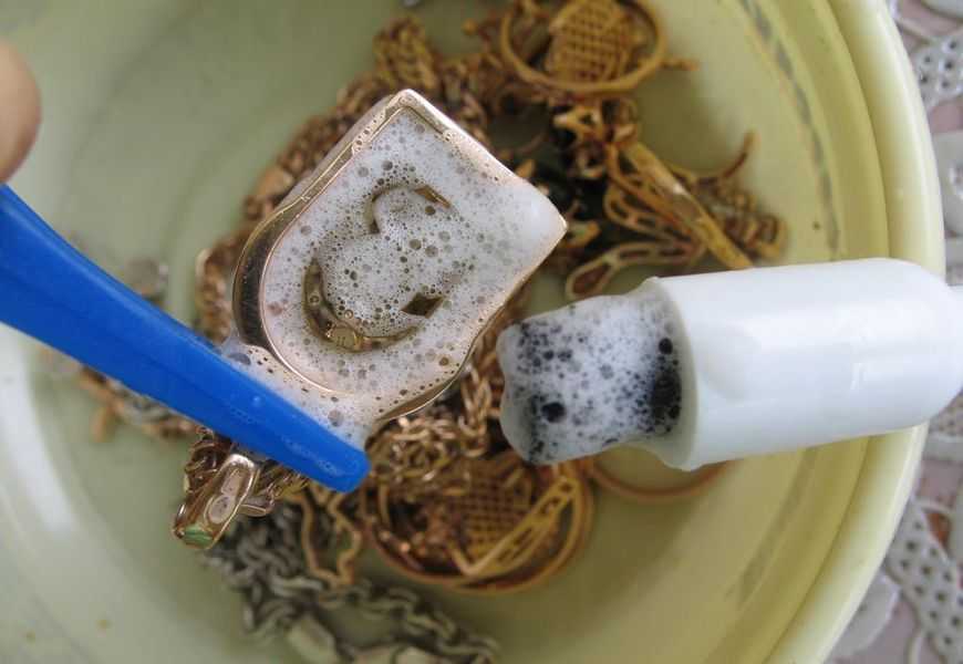 Чем и как почистить золото в домашних условиях, чтобы блестело: перекисью водорода, нашатырным спиртом, уксусом