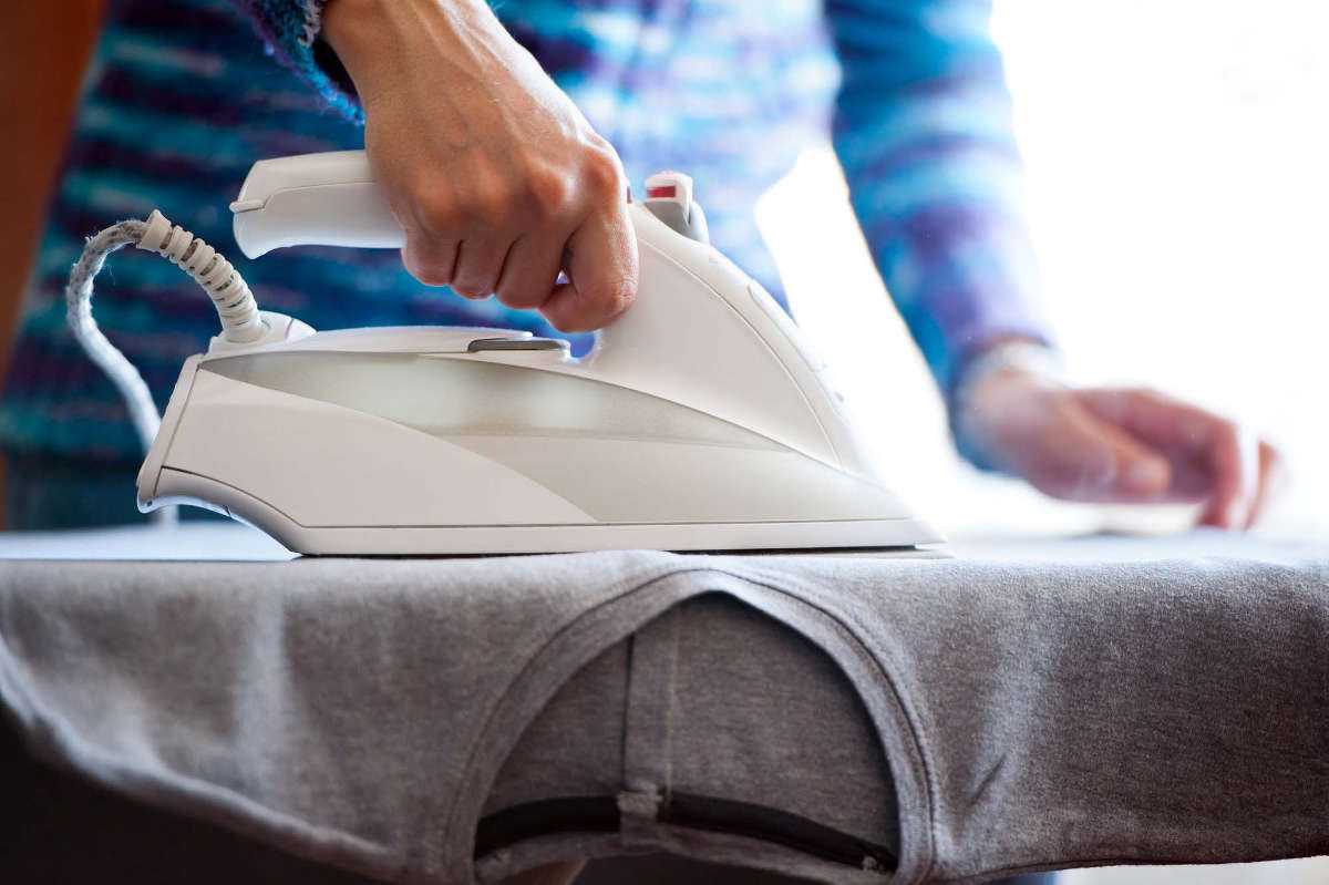 Как убрать след от утюга на одежде: народные методы удаления лоска и подпалин