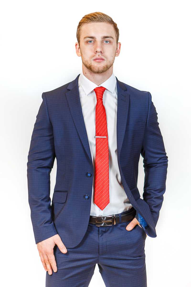 Пиджак и красный галстук