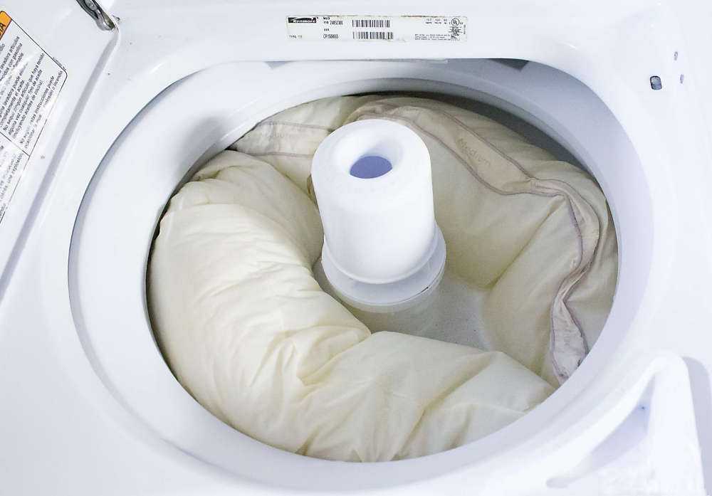 Как постирать перьевую подушку в домашних условиях: 5 способов обойтись без химчистки, можно ли стирать в стиральной машине жидким моющим средством, где лучше сушить перья и пух, рекомендации по сухой чистке | domovoda.club