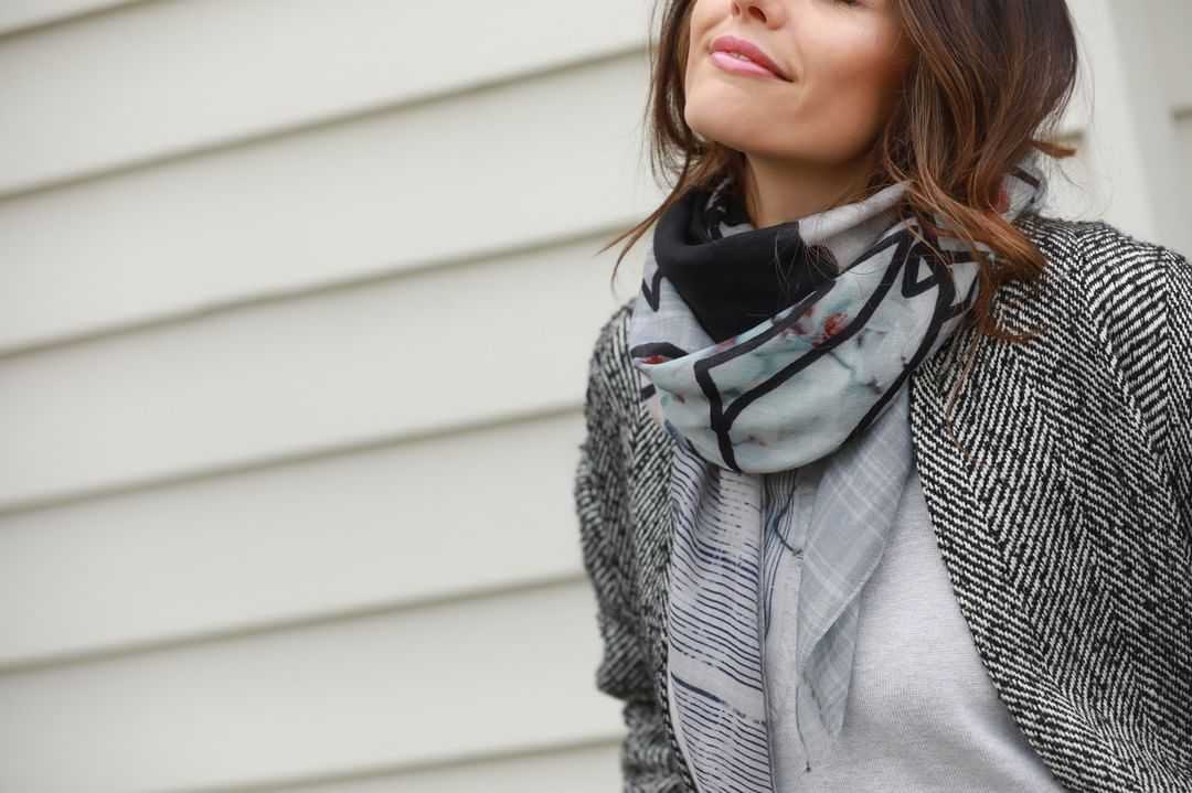 Как модно завязывать шарфы на пальто