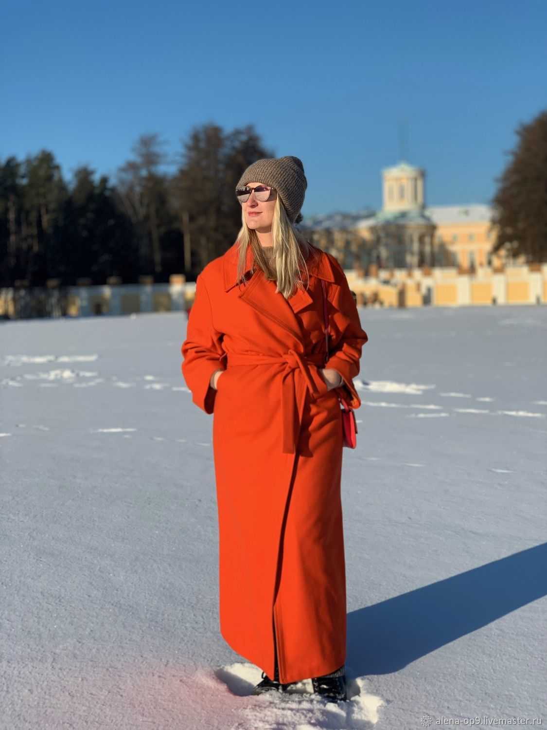 Оранжевое пальто сразу же займет выигрышные позиции на фоне классических темных оттенков и, кроме того, подарит вам восхищенные взгляды окружающих Каковы особенности цвета и кому пойдет С чем можно носить