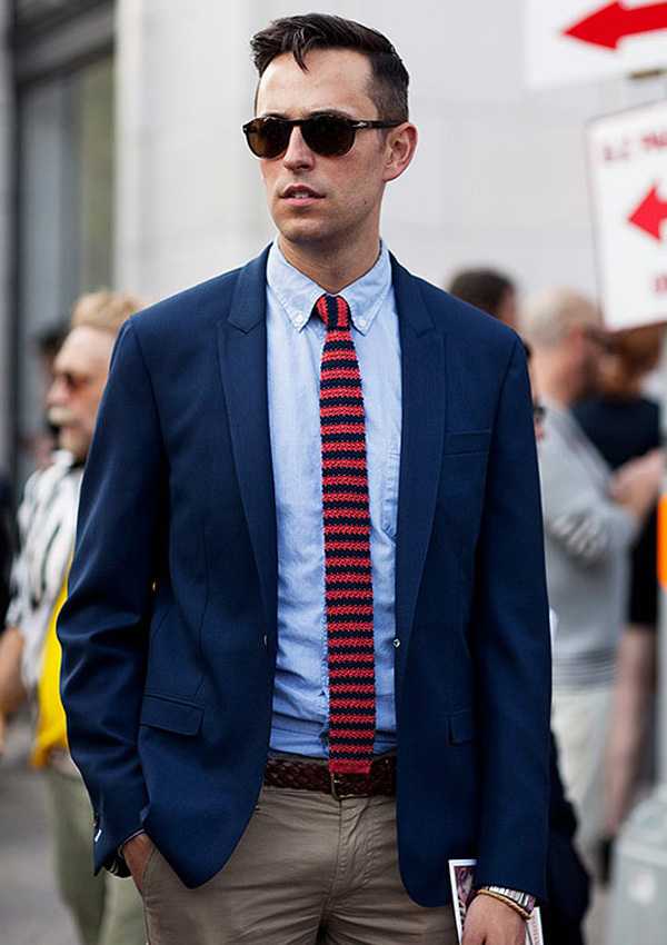 Синяя рубашка красный галстук