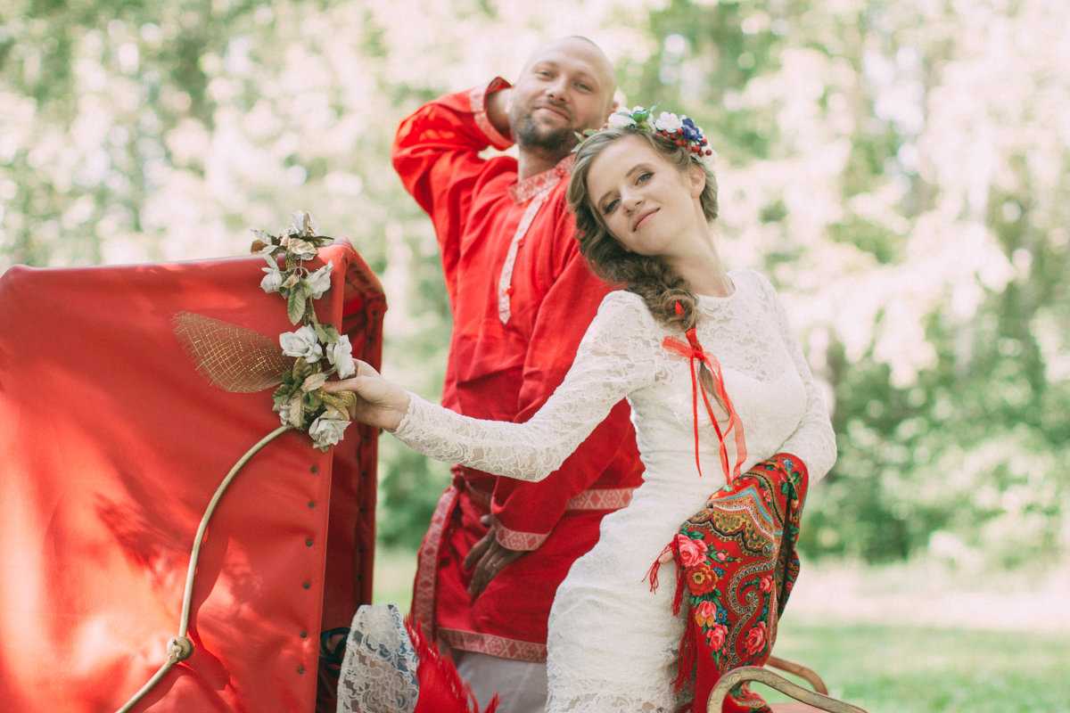 Если вы запланировали свадьбу в русском народном стиле, то для невесты понадобится свадебный сарафан Какова истории и традиции этого наряда Как выбрать и какие модные тенденции наблюдаются Что предлагают дизайнеры