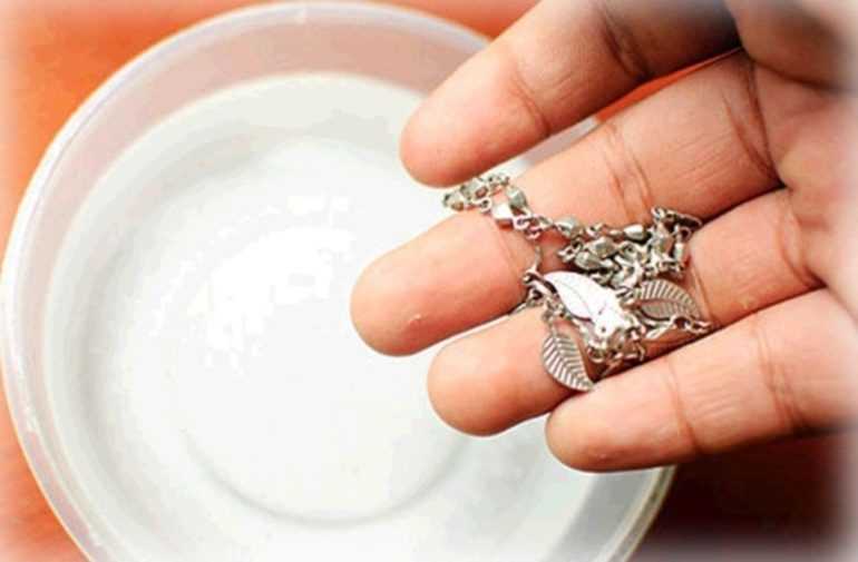 Как почистить серебро с камнями в домашних условиях: чем можно и нельзя, рецепты и отзывы