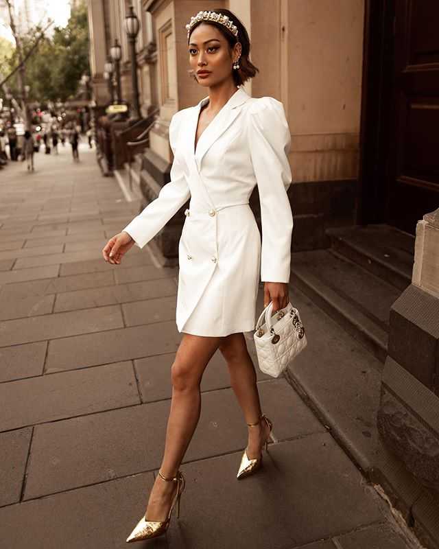 Белое кружевное платье просто обязано быть у каждой модницы Каковы его преимущества и какие модели в моде Как правильно выбрать и с чем носить Обзор брендовых новинок