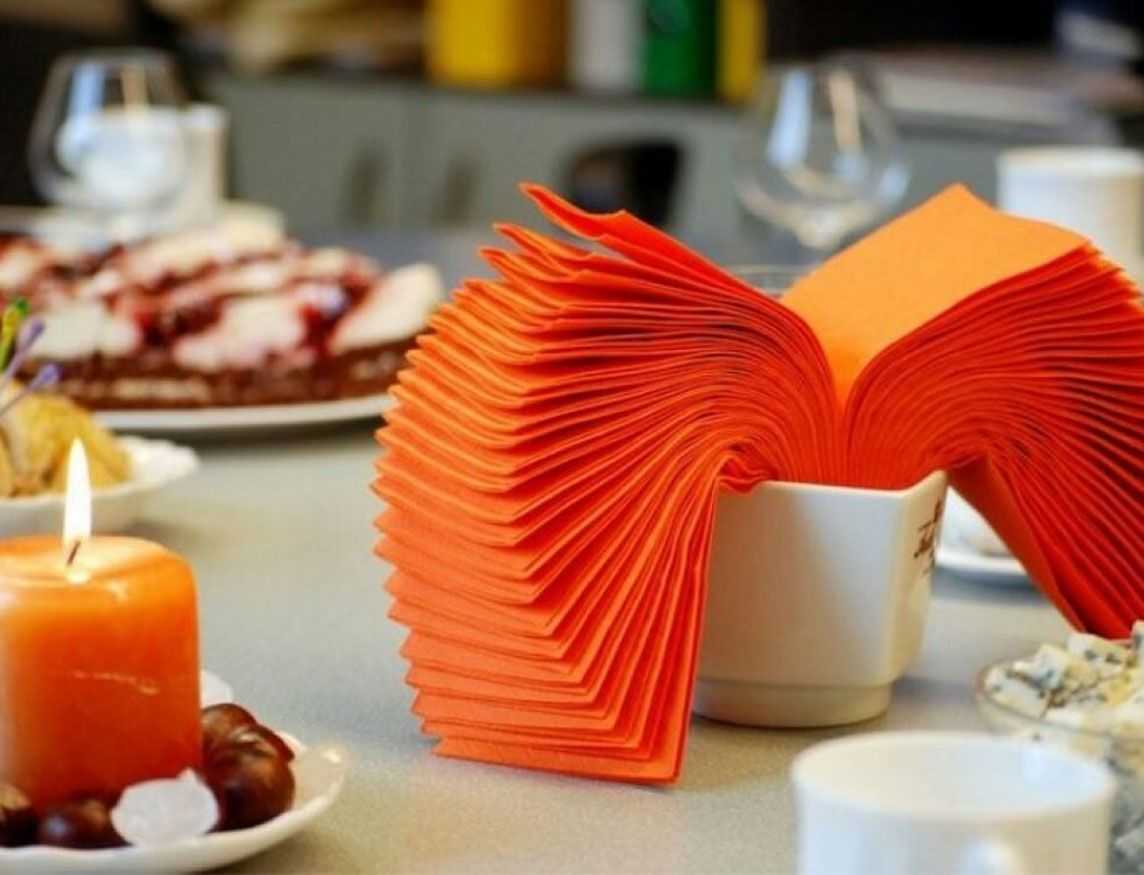 Как красиво сложить бумажные салфетки на праздничный стол: мастер-класс + 55 фото