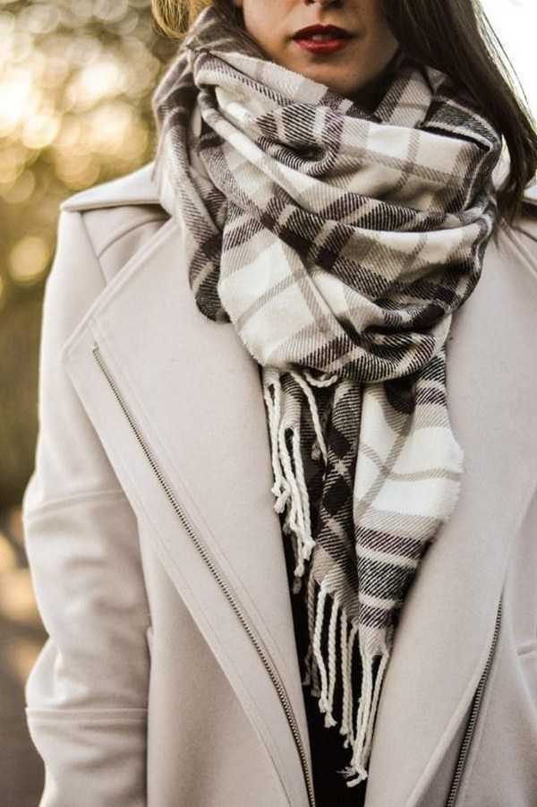 Как красиво повязать шарф — на платье, футболку или куртку (50 фото)
