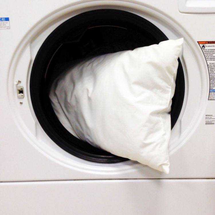 Как постирать перьевую подушку вручную и в стиральной машине