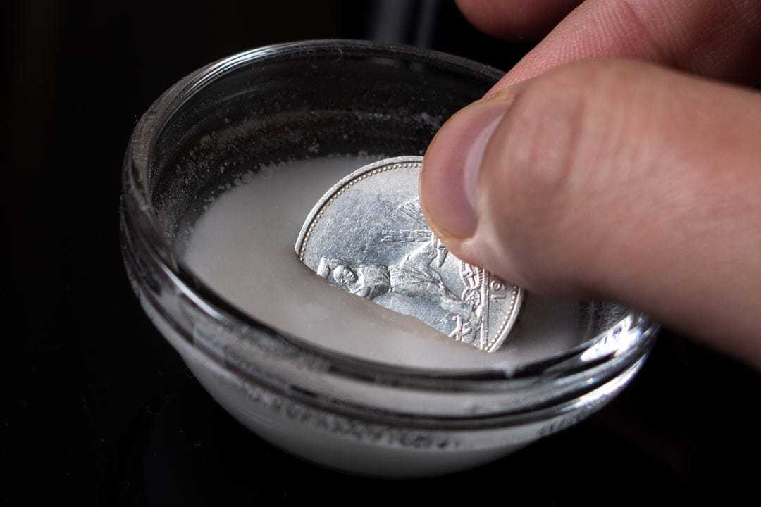 Серебряные украшения способны внести в образ таинственность и благородство Однако проблема окисления серебра довольно актуальна, и часто встает вопрос: как почистить серебряную цепочку Чем в домашних условиях избавить серебро от черноты