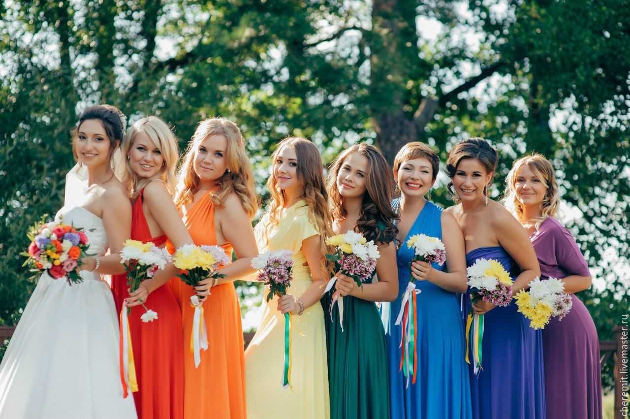 Какой цвет платья невесты. Подружки невесты в разноцветных платьях. Цвет платьев подружек невесты. Платье на свадьбу к подруге. Подружки невесты цветочные платье.
