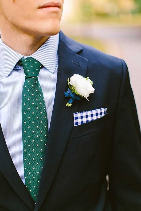 Синий костюм с зеленым галстуком