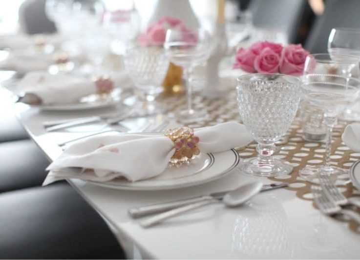 Правила подачи блюд на стол необходимо знать каждой хозяйке: запомните их, чтобы не пришлось краснеть перед гостями