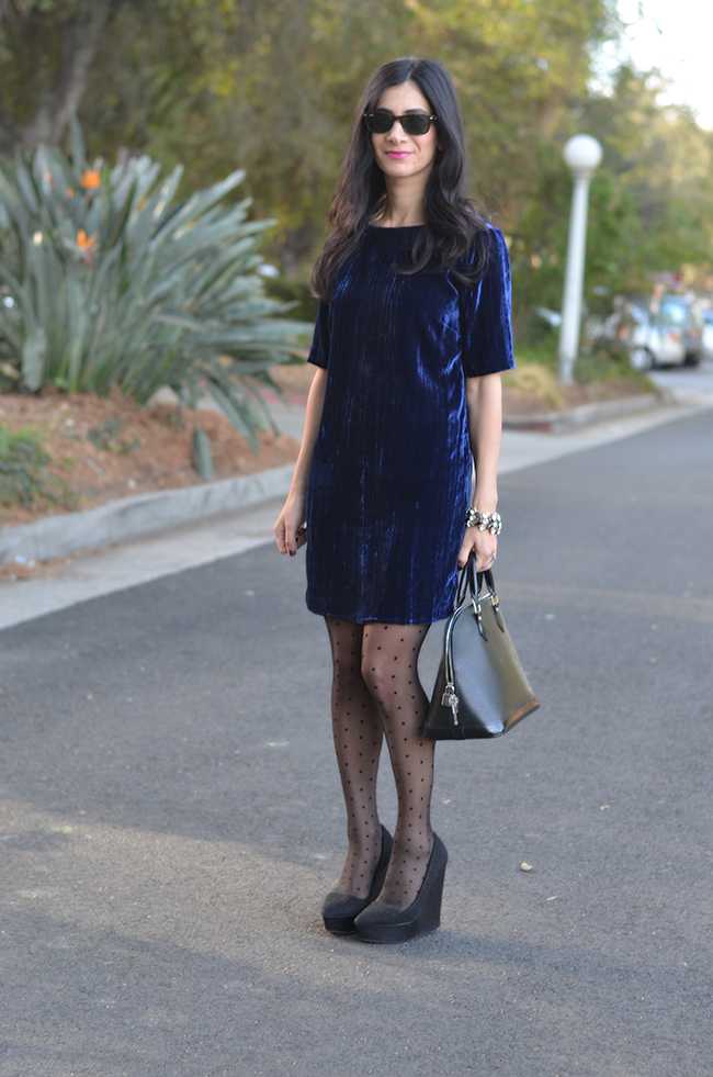 Черное платье с синими туфлями. Голубое платье с черными колготками. Синее платье с черными колготками. Синие туфли под черное платье.