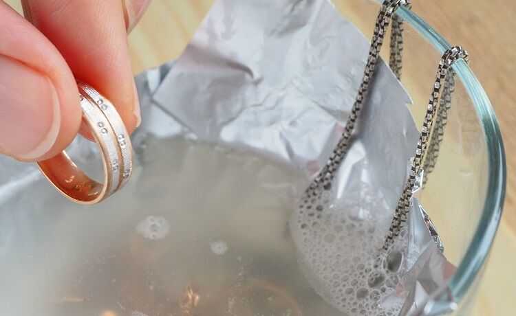 Как почистить серебро с камнями в домашних условиях от черноты: средства и способы