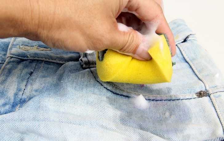 Чем отстирать машинное масло с одежды в домашних условиях: удаляем пятно с куртки, джинс