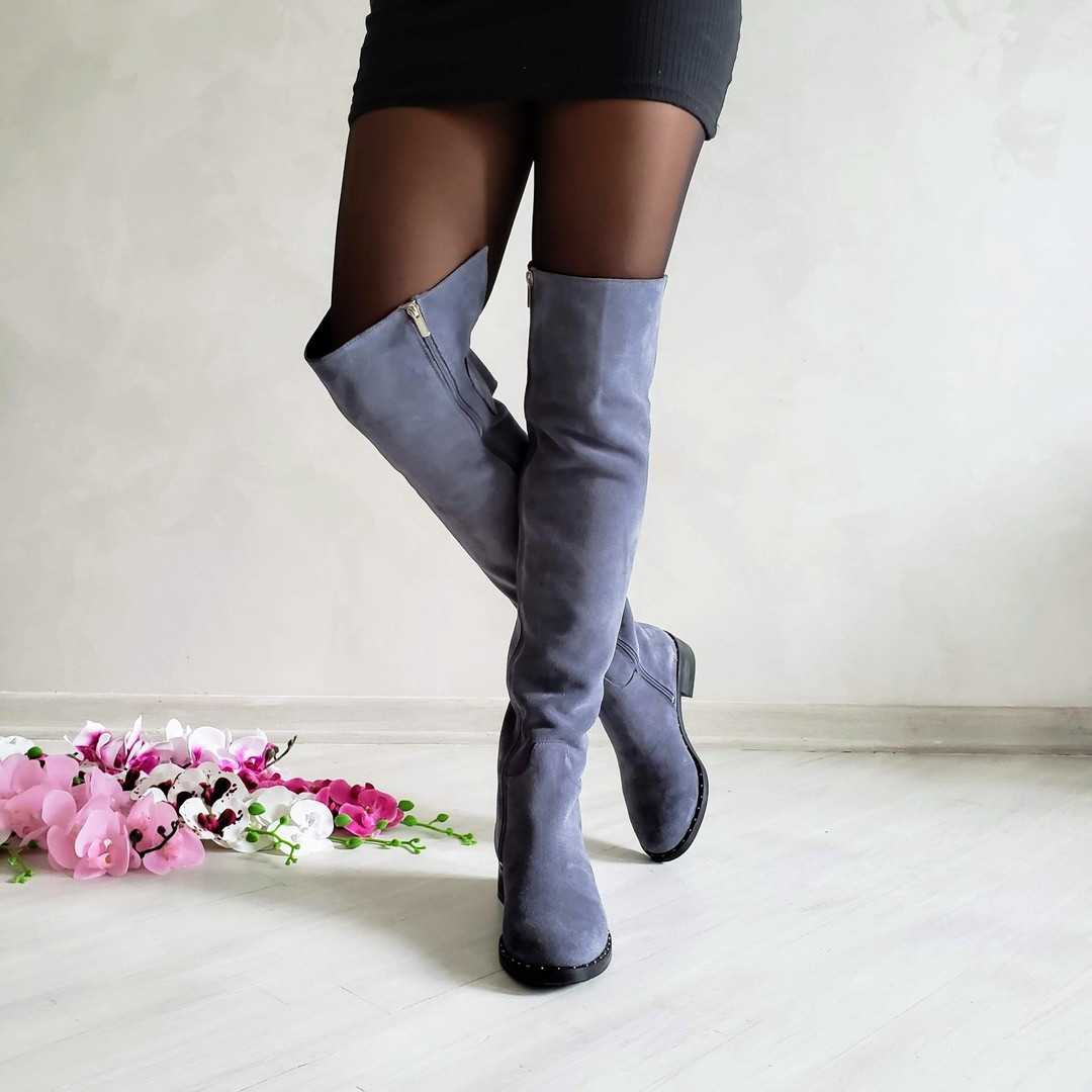 Черные ботфорты сделают ваши ножки визуально стройнее и длиннее Как правильно выбрать и с чем носить стильные замшевые и кожаные ботфорты без каблука черного цвета