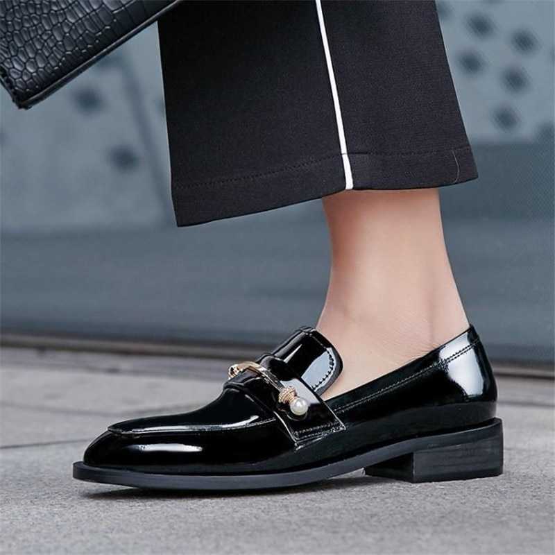 Черные босоножки – это самая универсальная обувь на лето и представлена она в разнообразных фасонах Как выбрать и с чем носить замшевые, лаковые и кожаные босоножки черного цвета Стильные образы