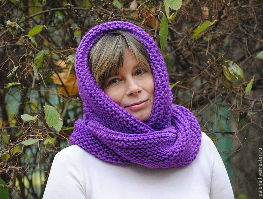 Вязаный шарф на голову – это идеальное решение для тех, кто избегает шапок, но не хочет заболеть Как называется Как выбрать и кому подойдет Как носить Стильные образы