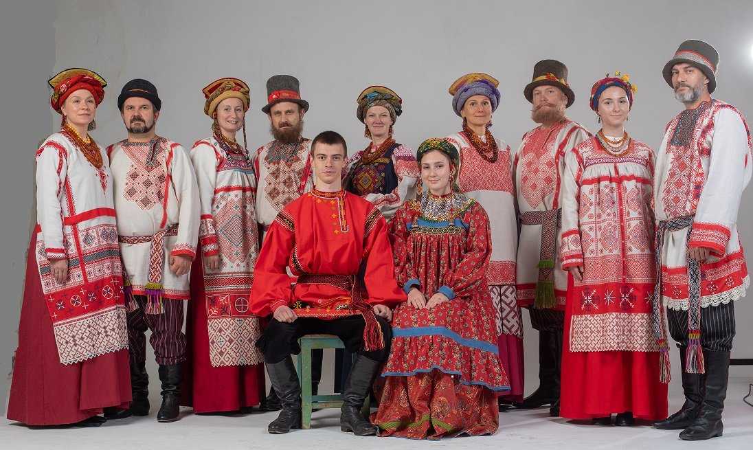 Русские люди в национальных костюмах