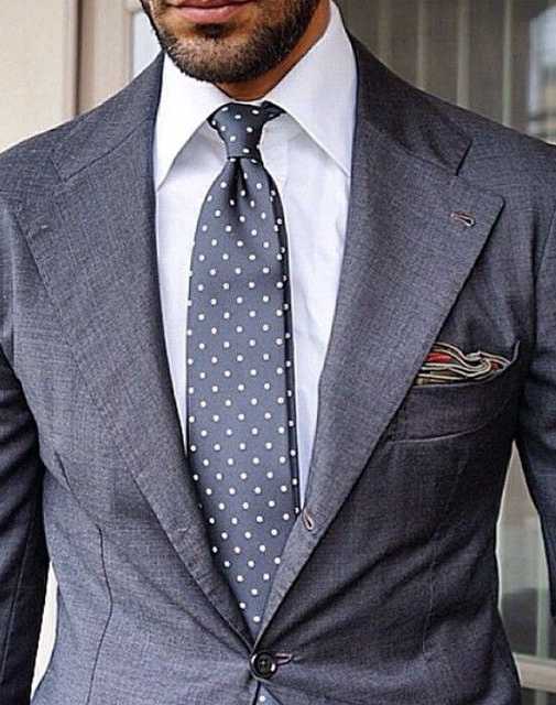 Рубашка и галстук к серому костюму