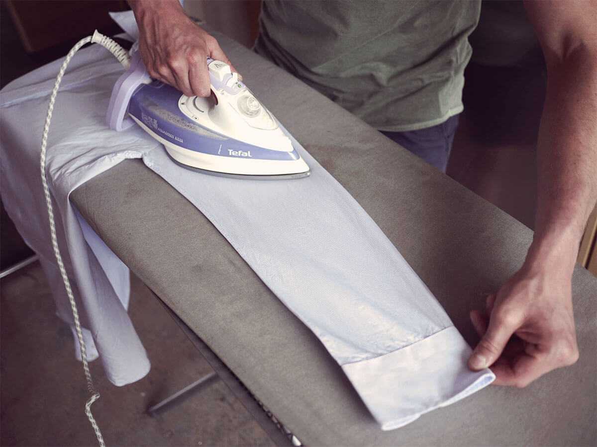 Как правильно и быстро погладить рубашку с длинным или коротким рукавом, не оставляя стрелок: техника Что делать если ткань плохо проглаживается Модели, которые не нужно гладить
