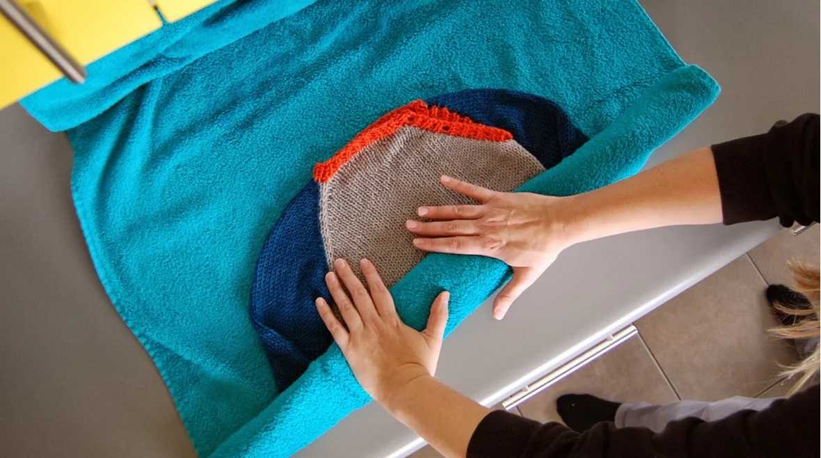 Как стирать вручную: замачивание, стирка, полоскание (видео)