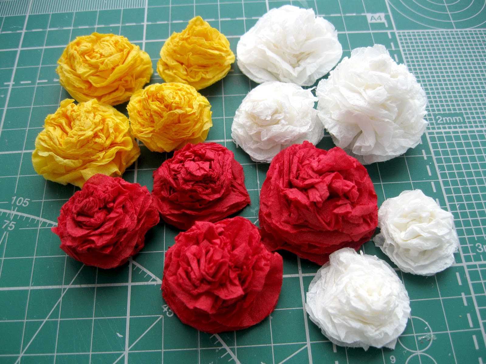 Как сделать из бумажных салфеток цветы своими руками для начинающих