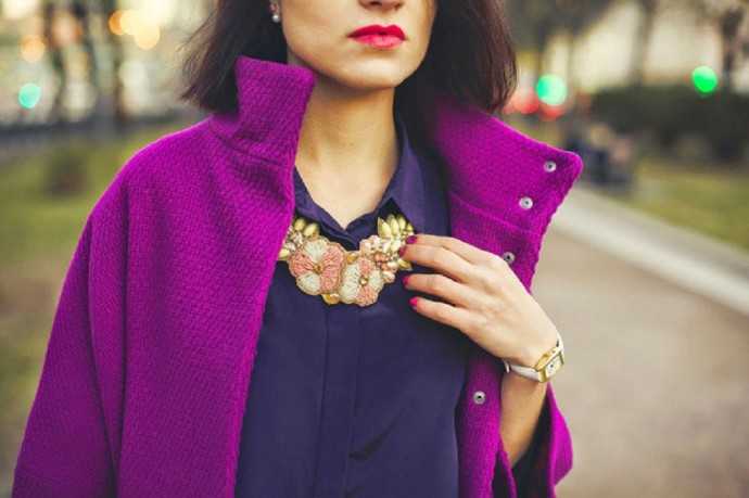 Фиолетовое пальто скрасит хмурые дни в холодное время года Какие оттенки в моде С чем его носить Какая обувь и аксессуары подойдут Стильные образы