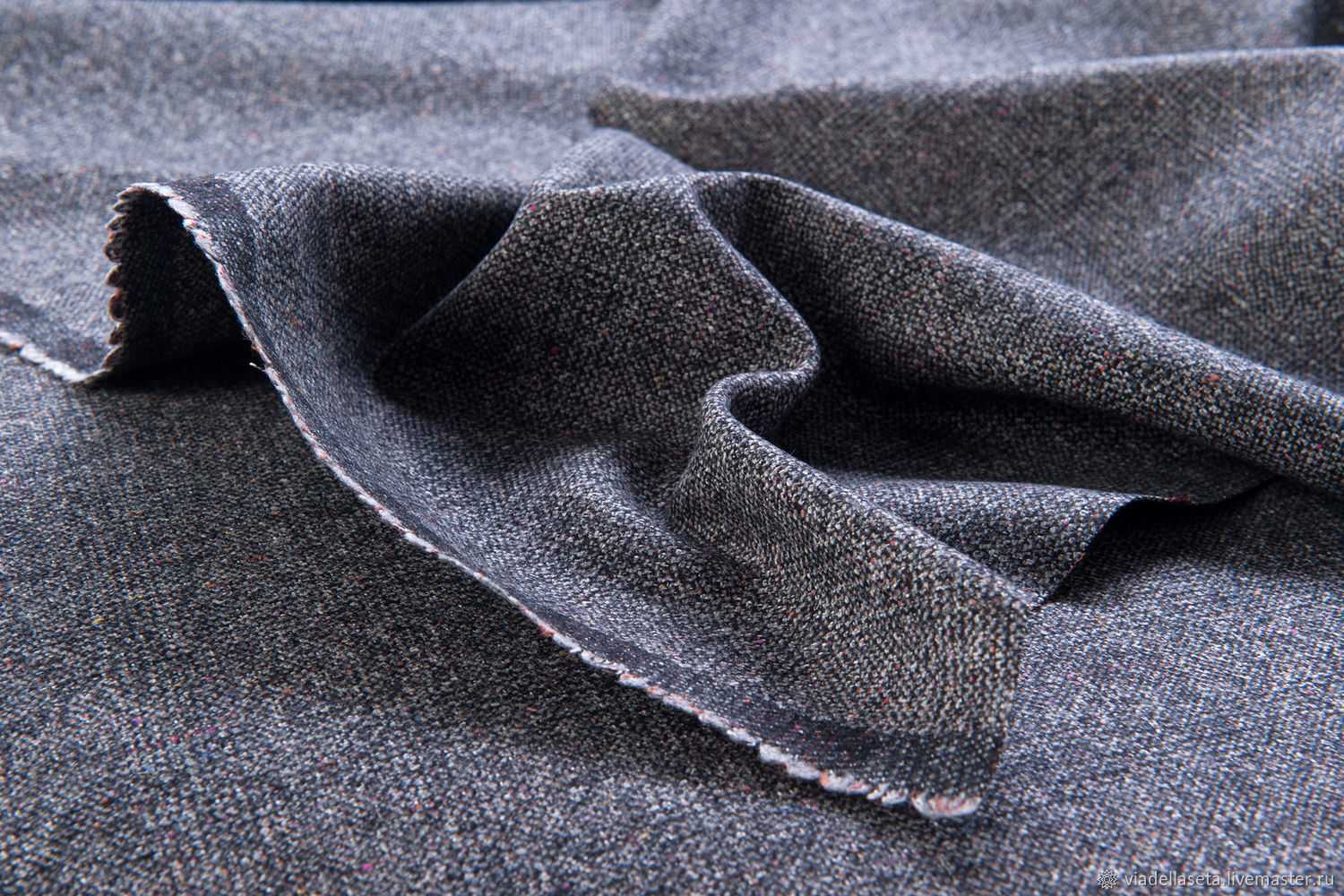 Существует большое количество материалов для галстуков Шёлковый галстук может стать отличным дополнением к любому костюму Твиловая ткань и шерстяной галстук прекрасно подойдут для зимнего периода Мужские однотонные галстуки из шерсти и фетра считаются кла