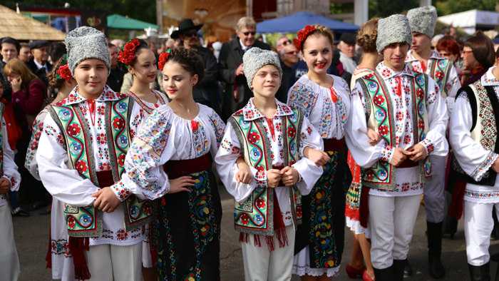 Марийский национальный костюм, марийский орнамент и узоры на национальном костюме у девушек