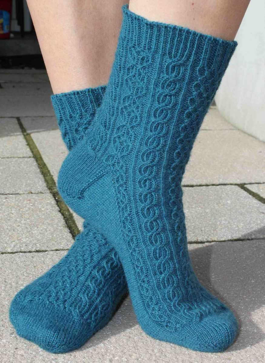 Красивые носки 5 спицами. Вязаные носочки. Носки спицами. Вязаные носки с узором. Носки спицами красивые узоры.